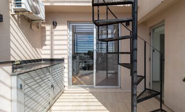 VENTA TRIPLEX de 3 amb con pileta y quincho en terraza propia, cochera cubierta y baulera - FLORIDA