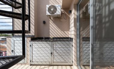 VENTA TRIPLEX de 3 amb con pileta y quincho en terraza propia, cochera cubierta y baulera - FLORIDA