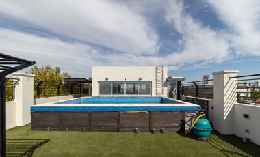 VENTA TRIPLEX de 3 amb con pileta y quincho en terraza propia, cochera cubierta y baulera - FLORIDA