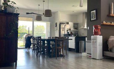 Casa 5 ambientes en dos plantas en venta- Barrancas de Iraola