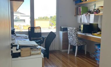Casa 5 ambientes en dos plantas en venta- Barrancas de Iraola