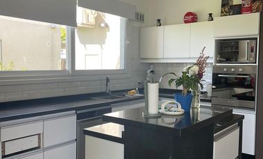 Casa 5 ambientes en dos plantas en venta- Barrancas de Iraola