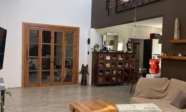 Casa 5 ambientes en dos plantas en venta- Barrancas de Iraola