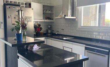 Casa 5 ambientes en dos plantas en venta- Barrancas de Iraola