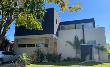 Casa 5 ambientes en dos plantas en venta- Barrancas de Iraola