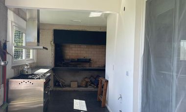 Casa 5 ambientes en dos plantas en venta- Barrancas de Iraola