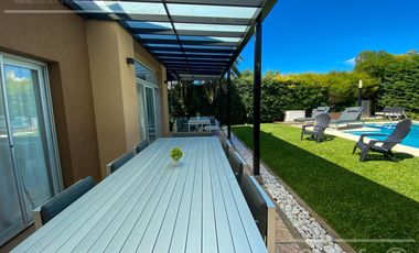 Casa en  venta  Altos de Hudson  1 Berazategui con piscina