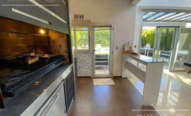 Casa en  venta  Altos de Hudson  1 Berazategui con piscina