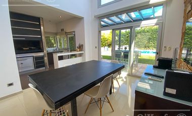 Casa en  venta  Altos de Hudson  1 Berazategui con piscina