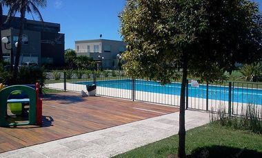 Casa en  venta  Altos de Hudson  1 Berazategui con piscina