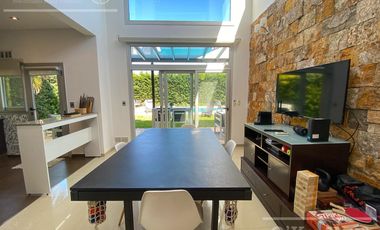 Casa en  venta  Altos de Hudson  1 Berazategui con piscina