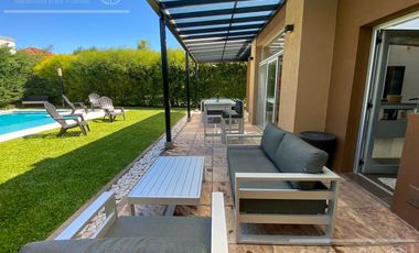 Casa en  venta  Altos de Hudson  1 Berazategui con piscina