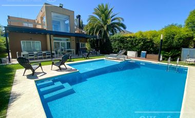 Casa en  venta  Altos de Hudson  1 Berazategui con piscina