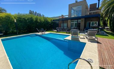 Casa en  venta  Altos de Hudson  1 Berazategui con piscina