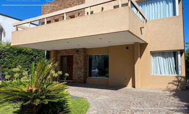 Casa en  venta  Altos de Hudson  1 Berazategui con piscina