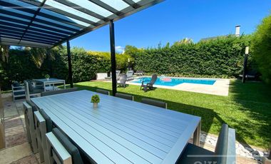 Casa en  venta  Altos de Hudson  1 Berazategui con piscina