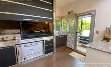 Casa en  venta  Altos de Hudson  1 Berazategui con piscina