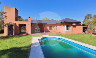 Venta casa 4 ambientes con jardin y pileta en Aero Country Club Gral Rodriguez