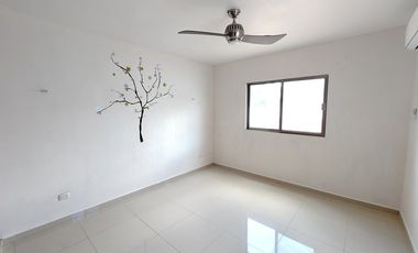 Casa en renta en privada de Conkal de dos niveles y cuatro recámaras sin muebles