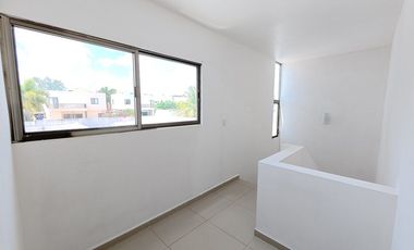 Casa en renta en privada de Conkal de dos niveles y cuatro recámaras sin muebles