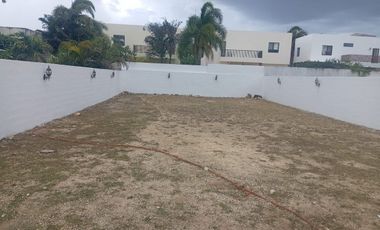 Casa en renta en privada de Conkal de dos niveles y cuatro recámaras sin muebles