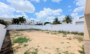 Casa en renta en privada de Conkal de dos niveles y cuatro recámaras sin muebles