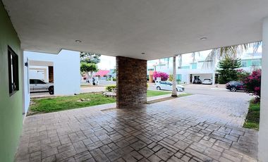 Casa en renta en privada de Conkal de dos niveles y cuatro recámaras sin muebles
