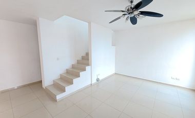 Casa en renta en privada de Conkal de dos niveles y cuatro recámaras sin muebles