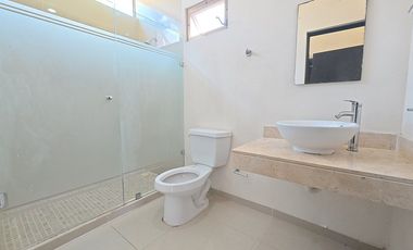 Casa en renta en privada de Conkal de dos niveles y cuatro recámaras sin muebles