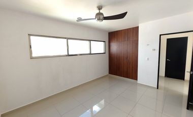 Casa en renta en privada de Conkal de dos niveles y cuatro recámaras sin muebles