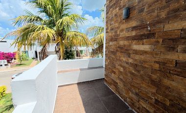 Casa en renta en privada de Conkal de dos niveles y cuatro recámaras sin muebles