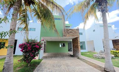 Casa en renta en privada de Conkal de dos niveles y cuatro recámaras sin muebles