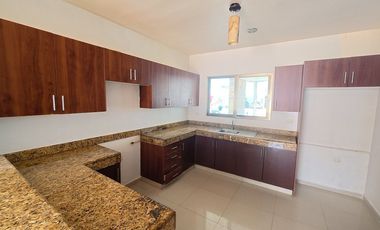 Casa en renta en privada de Conkal de dos niveles y cuatro recámaras sin muebles