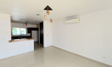 Casa en renta en privada de Conkal de dos niveles y cuatro recámaras sin muebles