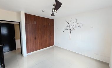 Casa en renta en privada de Conkal de dos niveles y cuatro recámaras sin muebles