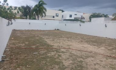 Casa en renta en privada de Conkal de dos niveles y cuatro recámaras sin muebles