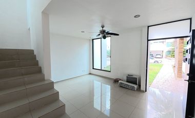 Casa en renta en privada de Conkal de dos niveles y cuatro recámaras sin muebles