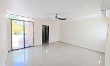 Casa en renta en privada de Conkal de dos niveles y cuatro recámaras sin muebles