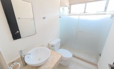 Casa en renta en privada de Conkal de dos niveles y cuatro recámaras sin muebles