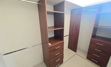 Casa en renta en privada de Conkal de dos niveles y cuatro recámaras sin muebles