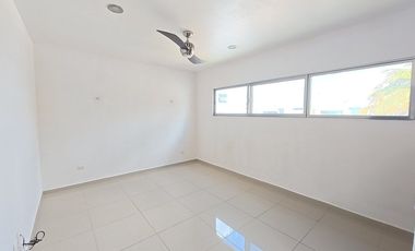Casa en renta en privada de Conkal de dos niveles y cuatro recámaras sin muebles