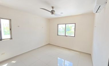 Casa en renta en privada de Conkal de dos niveles y cuatro recámaras sin muebles