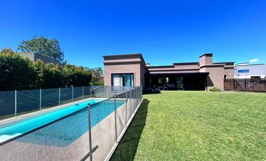 Casa EN ALQUILER CANTON NORTE HERMOSO JARDIN y PISCINA
