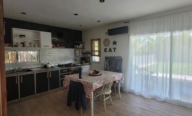 Casas de Santa María | Venta o Alquiler | Casa con interesantes reformas y excelente parquización