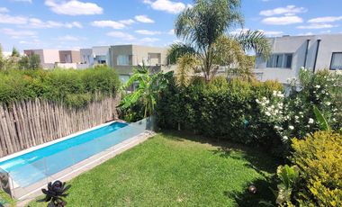 Casas de Santa María | Venta o Alquiler | Casa con interesantes reformas y excelente parquización