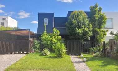Casas de Santa María | Venta o Alquiler | Casa con interesantes reformas y excelente parquización