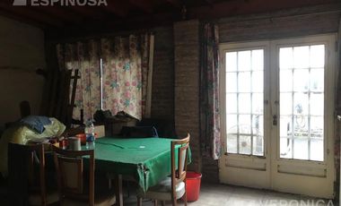 Casa de tres ambientes en venta. Morón. Sobre lote propio de 10x30 -