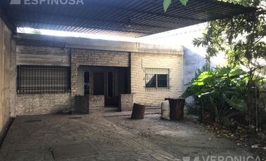 Casa de tres ambientes en venta. Morón. Sobre lote propio de 10x30 -