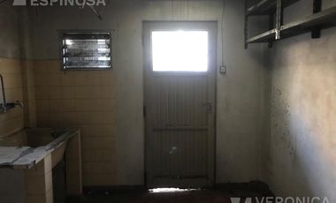 Casa de tres ambientes en venta. Morón. Sobre lote propio de 10x30 -