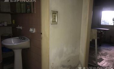 Casa de tres ambientes en venta. Morón. Sobre lote propio de 10x30 -
